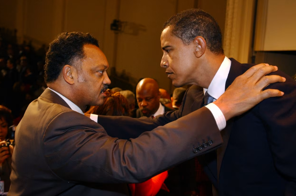 2005月,杰西·杰克逊(左)在一场活动上与奥巴马交谈 图源:美媒