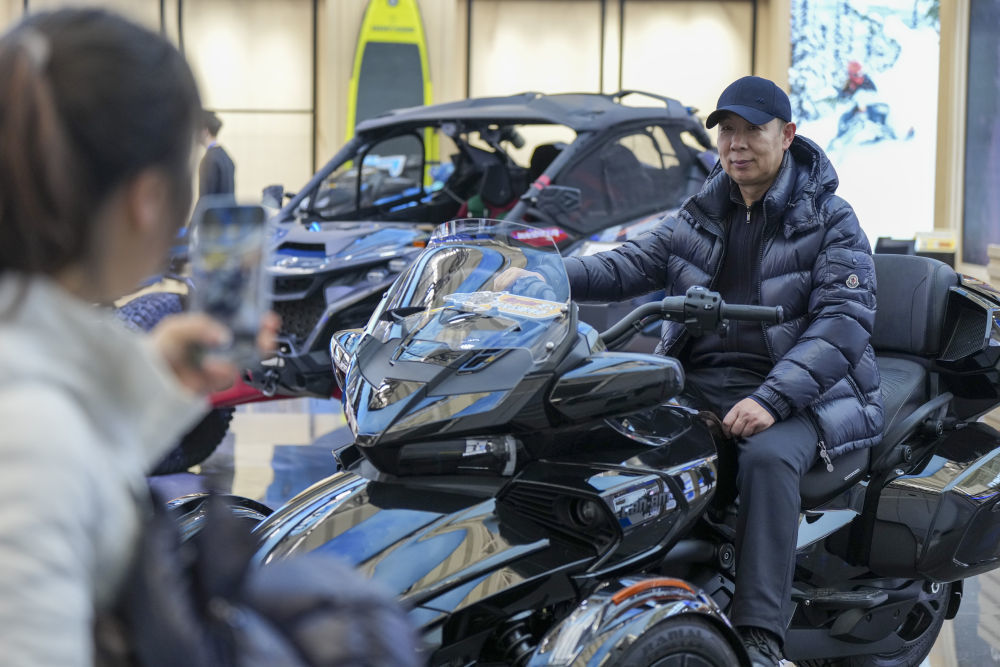 1月6日,在2026哈尔滨国际冰雪经济博览会展会现场,参观者体验乘坐雪地摩托。新华社记者 王松 摄