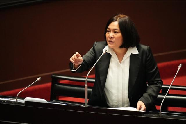 李四川笑称陈玉珍“没瘦”遭绿营批评，当事人回应：不必见缝插针