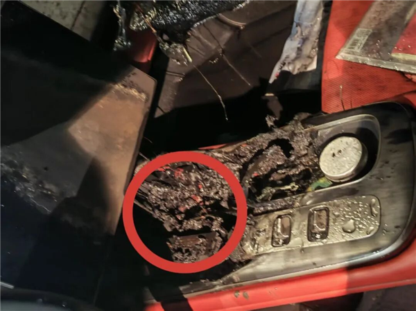 小米SU7车内冒烟起火 消防查明真相:竟跟一张卡片有关!