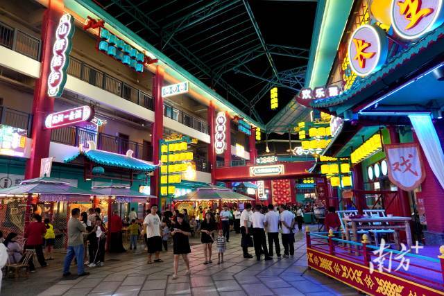广东省博物馆,叙利亚古代文物精品展展厅内,游客在参观乌鲁克文化(公元前3400—前3100年)的陶器展品。