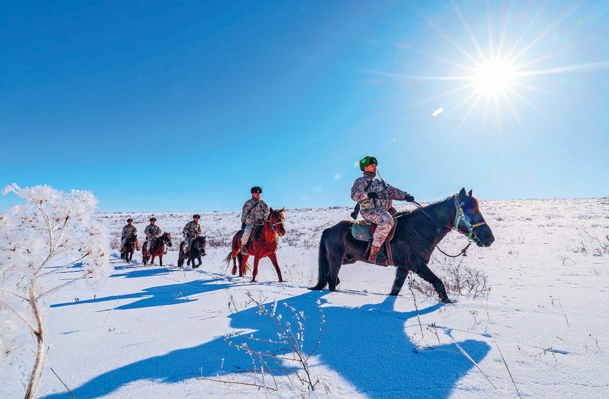 近日,新疆军区某边防连官兵骑马执行巡逻任务。付 洋摄