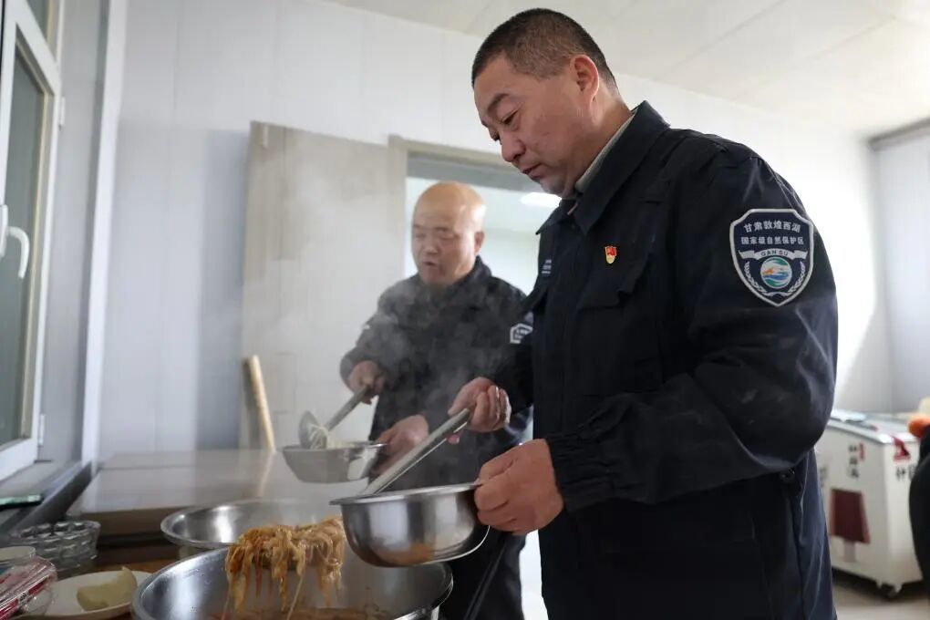 这是吴兴东（右）和同事在巡护结束后，回到站里吃饭。新华社记者　陈斌　摄