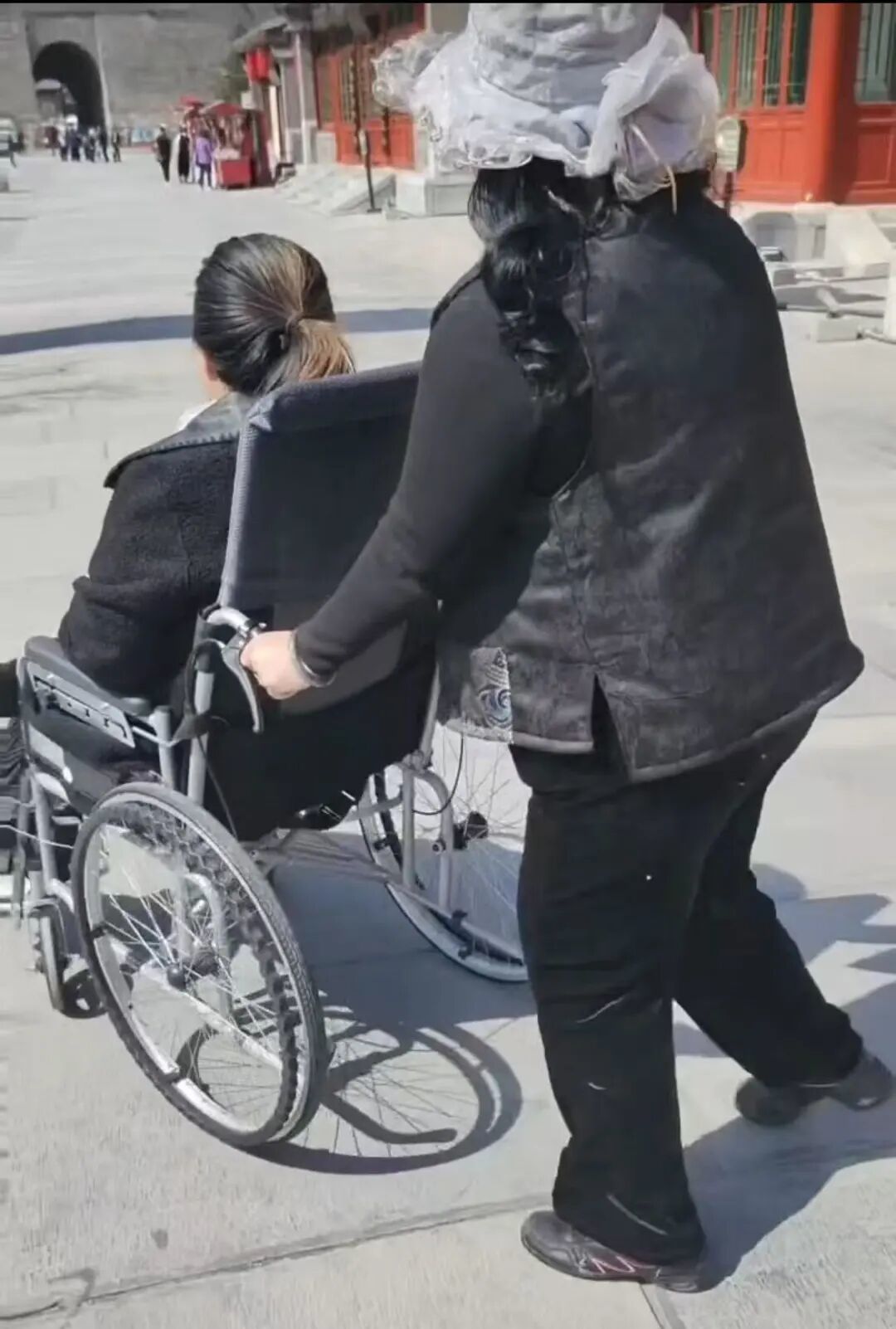 因无力支付手术费,小玲不得不依赖轮椅出行。图/受访者提供