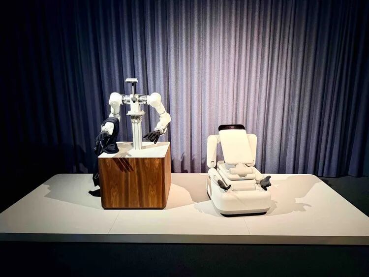 Genesis AI“不像人”的机器人Eno刷屏,我们在它硅谷总部看到苹果的影子