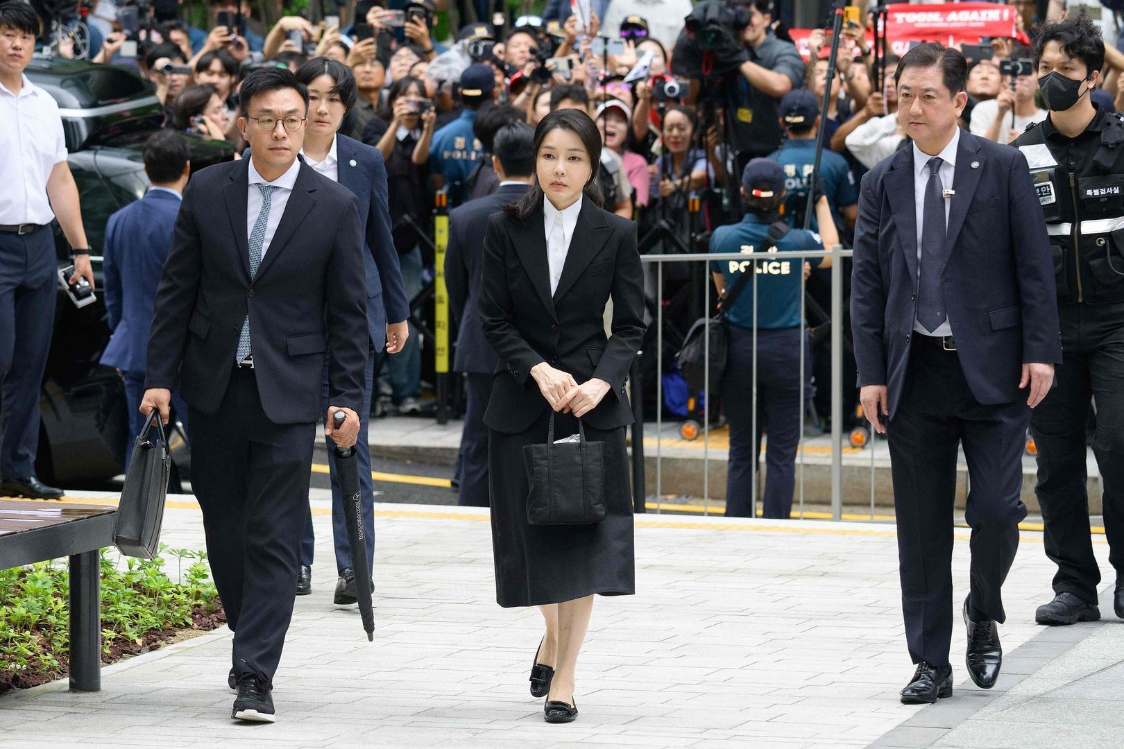 ▲当地时间2025年8月6日,韩国首尔,韩国前第一夫人金建希(中)抵达特别检察官办公室(图据视觉中国)