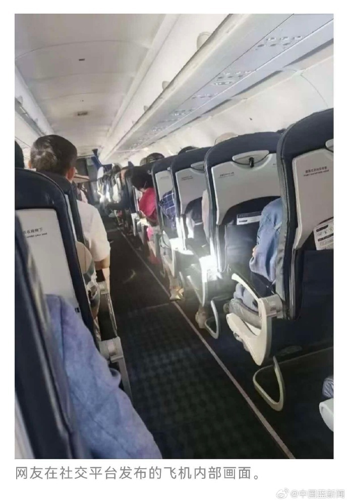 【桂林航空一航班疑似遭鸟撞击】飞鸟撞破飞机前面玻璃 据媒体报道，10