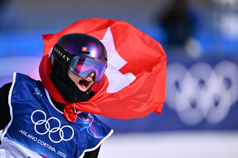 2月9日，瑞士选手玛蒂尔德&middot;格雷莫德在自由式滑雪女子坡面障碍技巧决赛中庆祝夺冠。新华社记者 张宏祥 摄