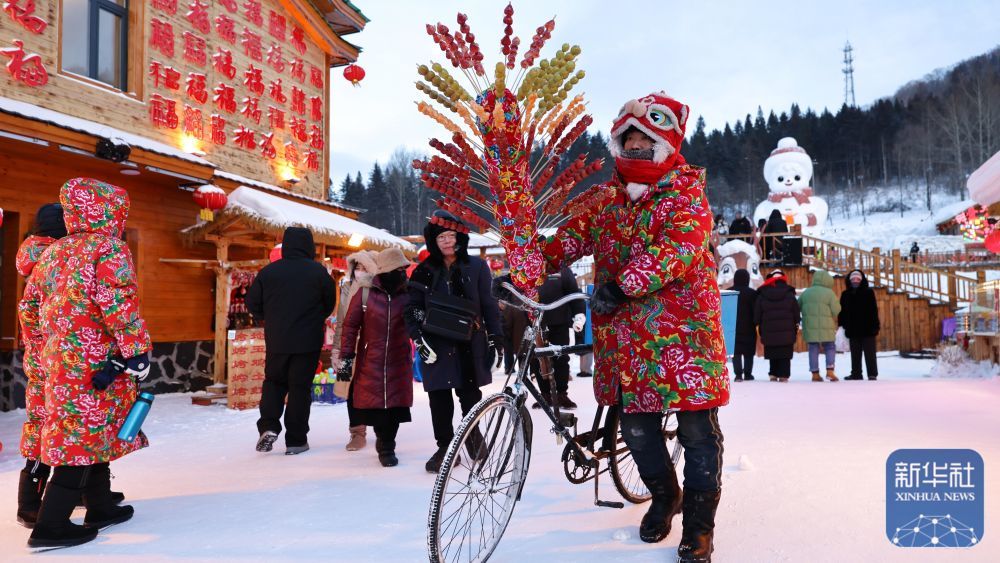 ↑ 1月1日,商贩在位于黑龙江省牡丹江市的“中国雪乡”景区售卖冰糖葫芦。新华社发(孙庭义 摄)