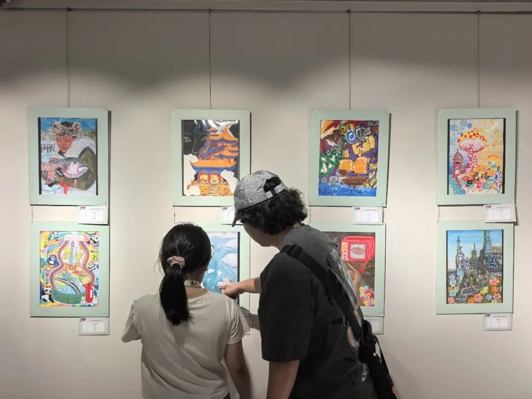 9月12日,市民参观第十七届海峡两岸少儿美术大展。本届海峡两岸少儿美术大展以“信”为主题,来自两岸暨港澳地区的约200幅青少年作品集中亮相 图源:新华社
