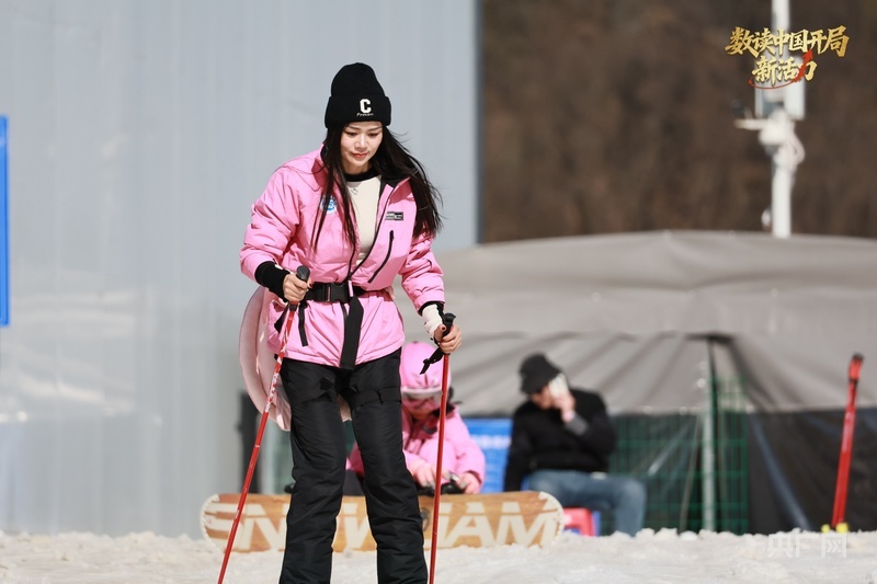 游客在武当滑雪场滑雪（央广网记者左洋 摄）