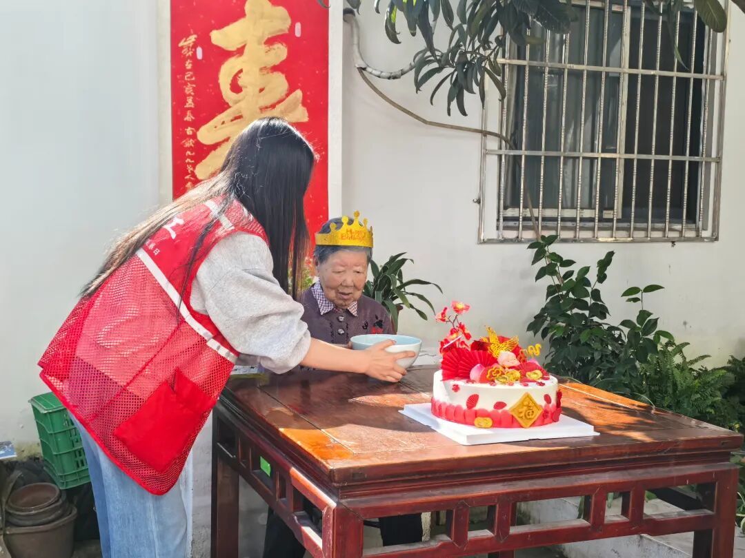 给百岁老人过生日 (1).jpg