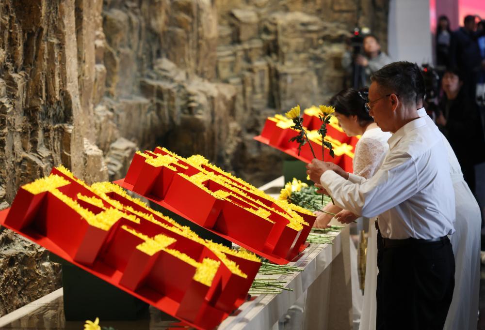 4月3日,参加活动的社会各界代表在中国人民抗日战争纪念馆向抗战英烈献花。新华社记者 张晨霖 摄