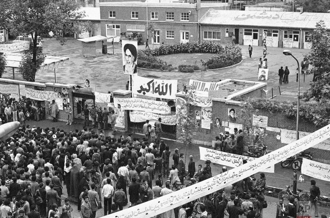 ·1979年11月6日,伊朗德黑兰,伊朗民众聚集在美国大使馆馆舍入口处,此时占领使馆行动已进入第三天。(美联社)
