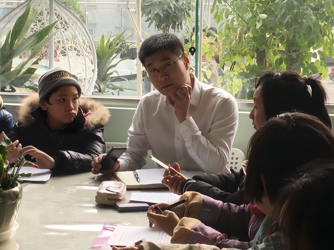 ·2016年，江学勤在成都和小学生交流。（美国《纽约时报》）