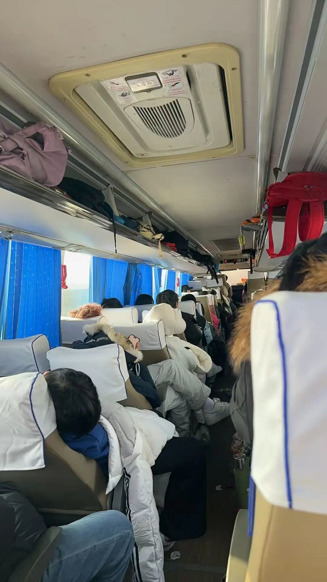坐长途大巴太累了,大家都没休息好。(图/受访者供图)