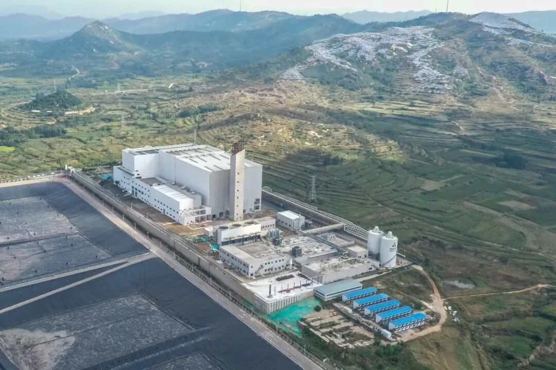 近年来,山东省济南市在全市范围内按照“东西南北中”分布格局建成5座生活垃圾焚烧发电厂,日处理垃圾超8000吨,年焚烧发电约8.5亿度,助力城市可持续发展/新华社记者 朱峥 摄