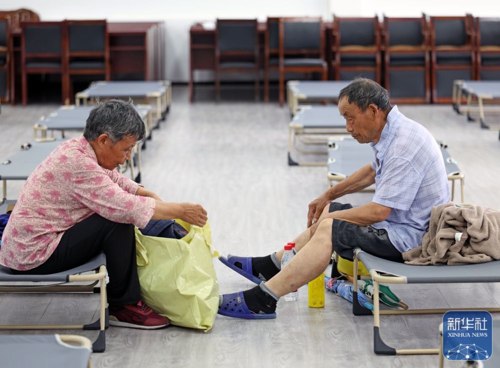 ↑ 7月11日,在上海市金山区石化街道的防汛安置点,一对老年夫妇在整理随身物品。受台风“巴威”外围环流影响,上海将迎来大风降雨天气,全市已全面启动防汛防台风应急处置工作。新华社记者 刘颖 摄