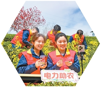 湖北黄冈市英山县乌云山茶园内，志愿者通过手机直播助力茶农拓宽销售渠道。王 江摄（影像中国）