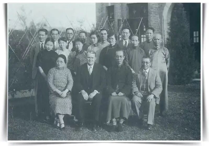 1933年冼玉清(二排左三)在广州岭南大学校园内与部分教师合影(图片源自《冼玉清诞生百年纪念集》)