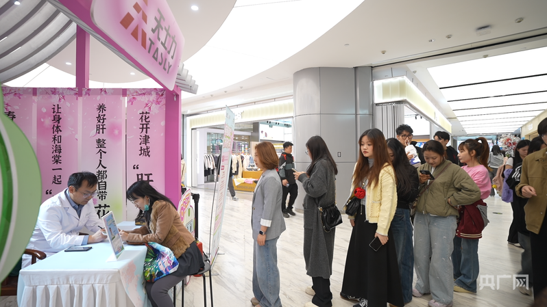 市民在商圈内市集进行体验（央广网记者 褚夫晴 摄）