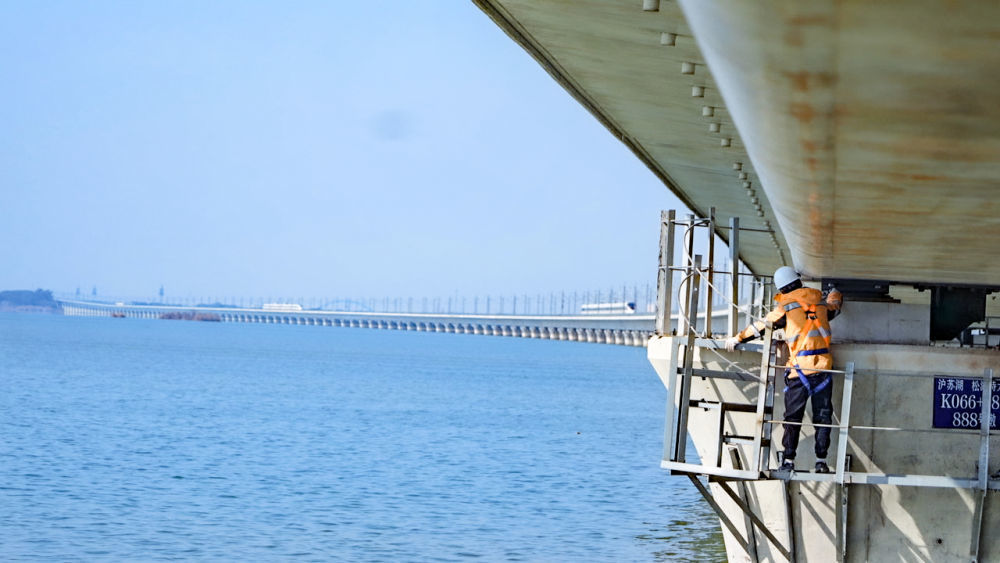 春运期间，上海高铁基础设施段湖州车间桥梁组工作人员在沪苏湖高铁元荡湖段进行检修作业。