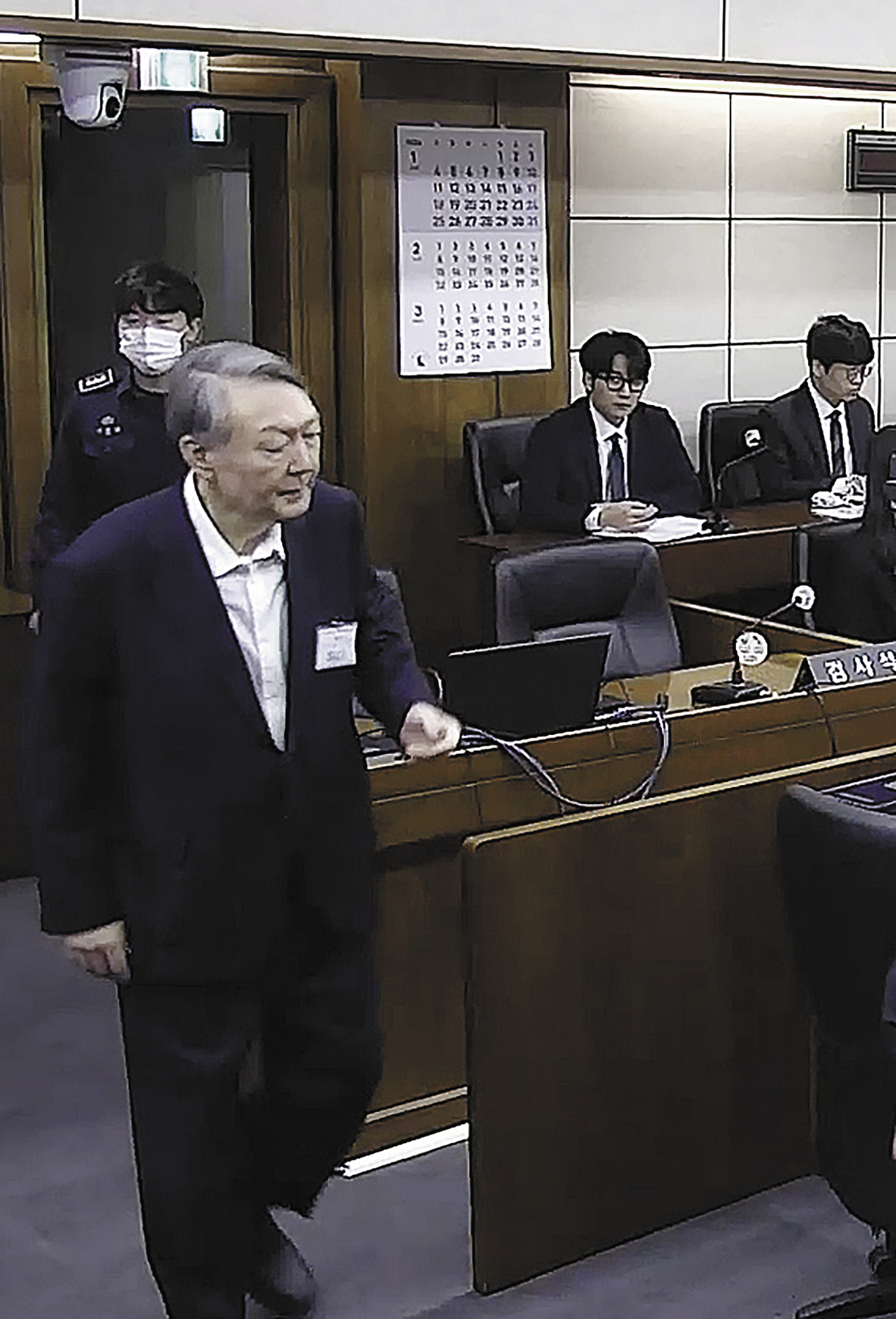 16日在首尔中央地方法院,韩国前总统尹锡悦进入法庭。 (视觉中国)