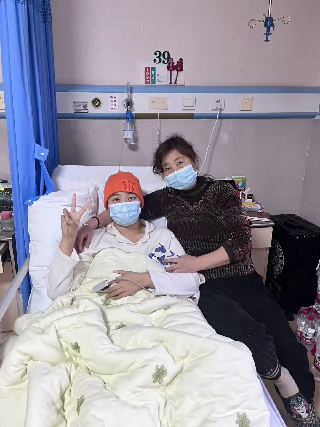 周和瑶(左)和养母