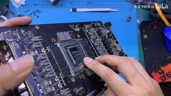 1500块买张RTX 4090:拆开一看GPU核心都是塑料造