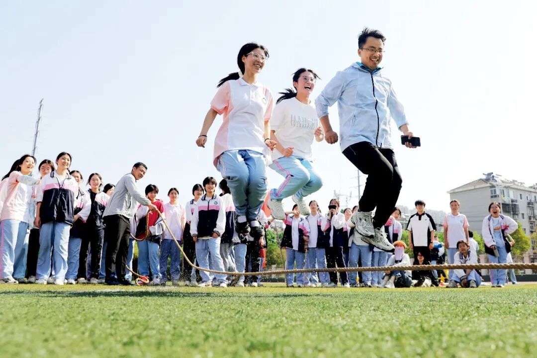 2024年5月28日,安徽省淮北市第十二中学的师生一起参加跳绳活动。本文图/视觉中国