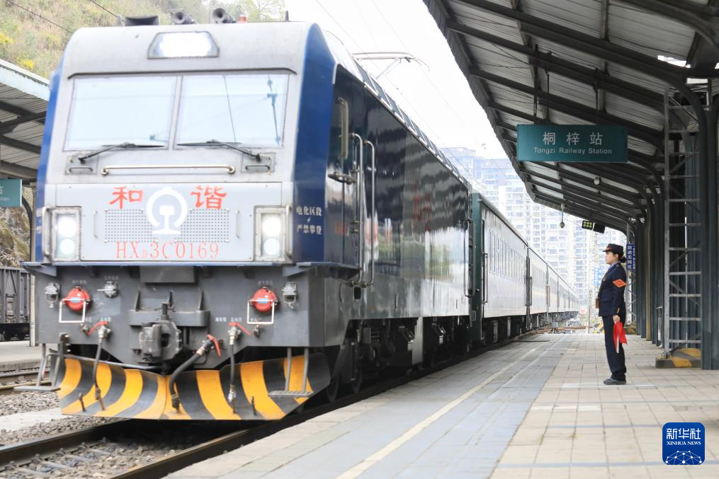 2月25日,5630次列车驶入遵义市桐梓站。新华社发(王波 摄)