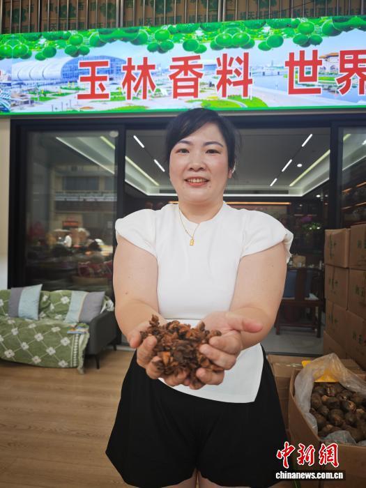 广西玉林福达国际香料物流港,商户韦丹迪给记者讲解如何挑选八角。中新网记者 刘越 摄