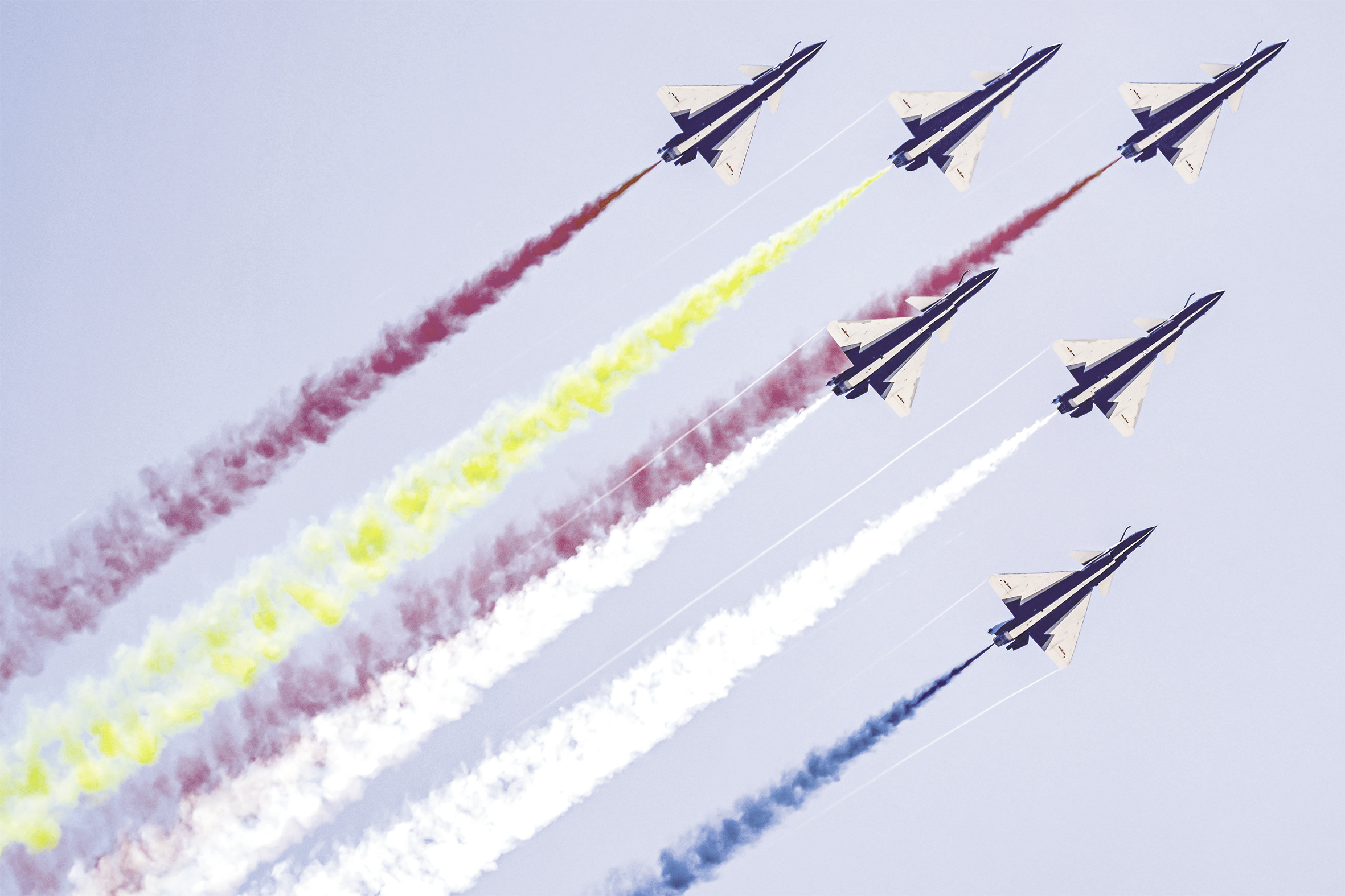 2024年9月，中国空军八一飞行表演队歼-10表演机在首届埃及航展上进行飞行表演。（视觉中国）