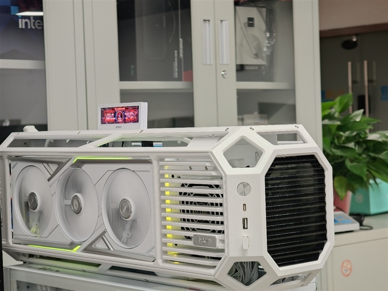 满血塞进RTX 5080与锐龙9 9950X3D!七彩虹iGame LAB Vulcan Armor火神战甲定制主机评测:地表最强ITX主机