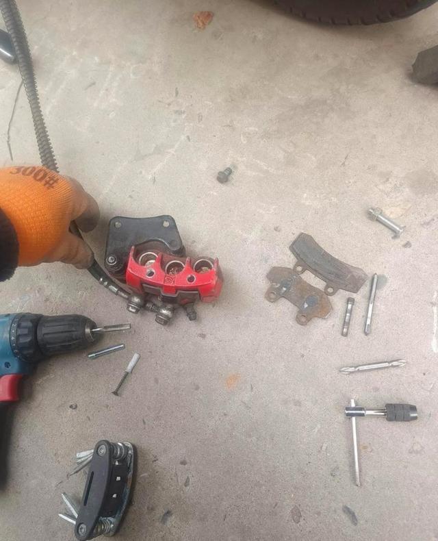 今天去修车铺给电动车换刹车，刚进门就被旁边一辆塞满五块铅酸电池的车吸引住，老板正给它紧螺丝，这改装重近百斤是为外卖骑手续航加持-有驾