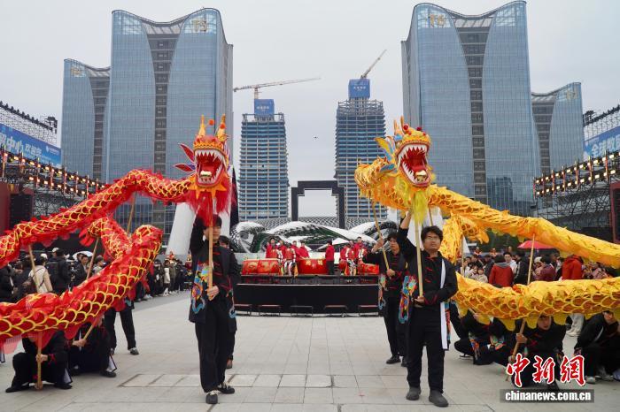 2月28日,浙江义乌全球数贸中心门前,舞龙庆开市。董易鑫 摄
