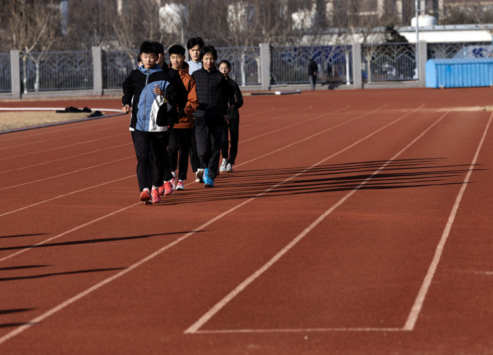 1月7日，日照市体育运动学校田径队的学生正在进行竞走训练。新华社发（兰红光摄）