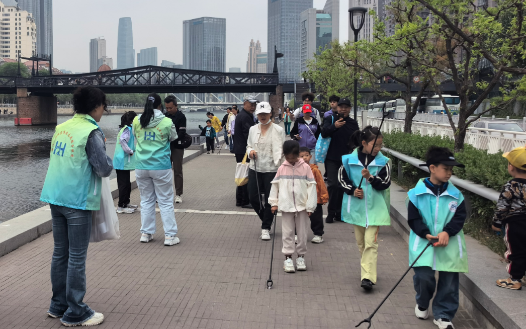 志愿者们在河湖岸边捡拾垃圾（央广网发 南开区海河之净环保义工队供图）