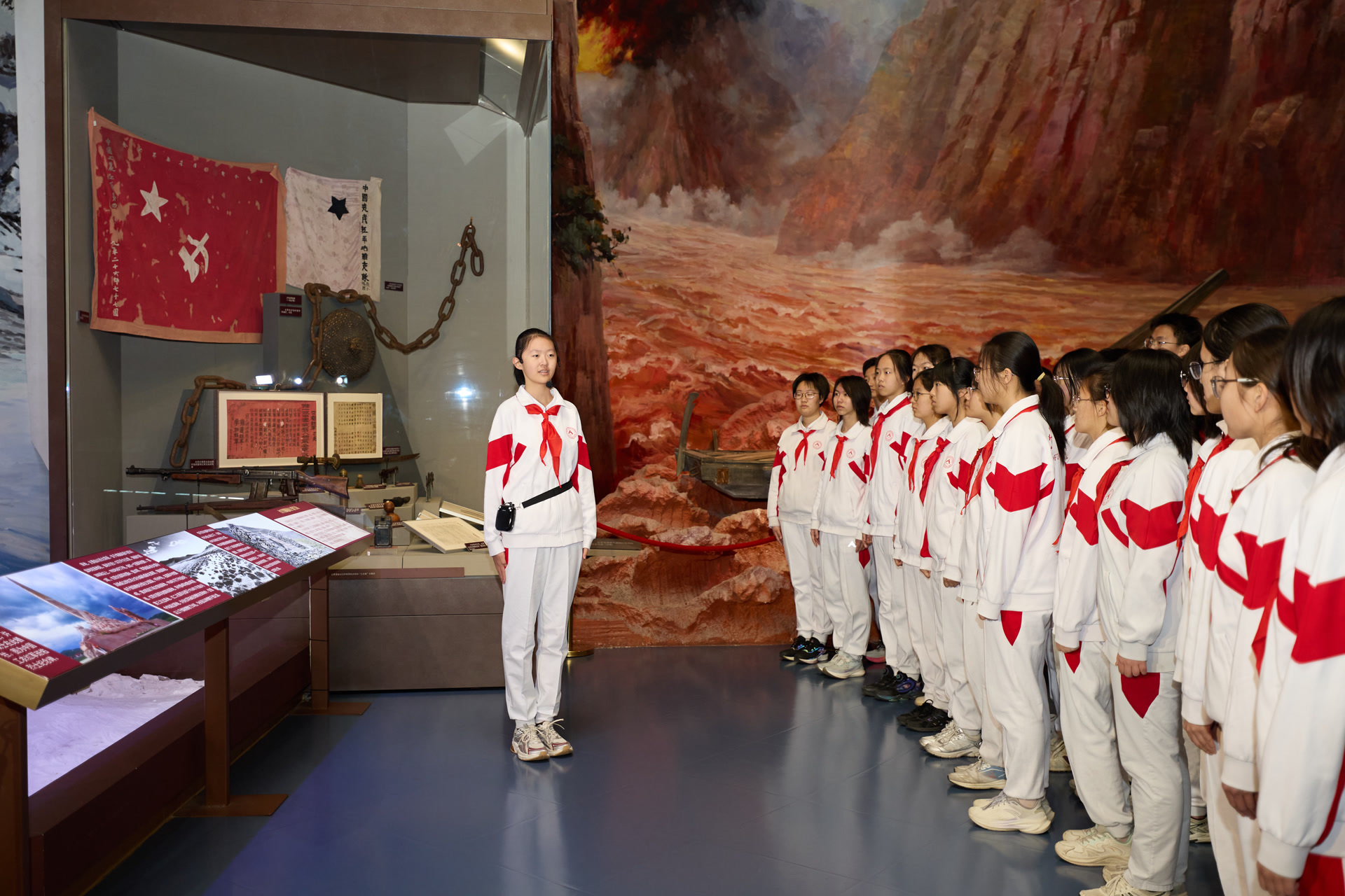 中学生在长征展区宣讲