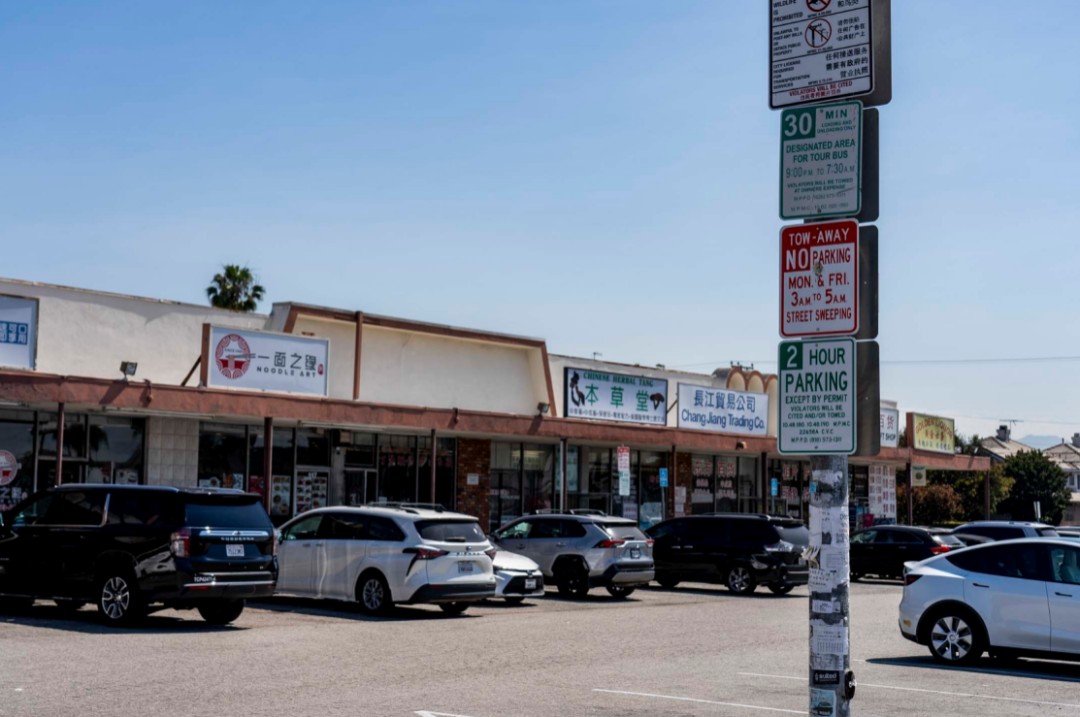 当然了,对本就很可能由少数族裔同乡把持的底层低水平产业——无论是丁胖子广场的中餐馆,还是西雅图海岸的收尸队名单——而言,“雇主自觉举报”纯属笑话