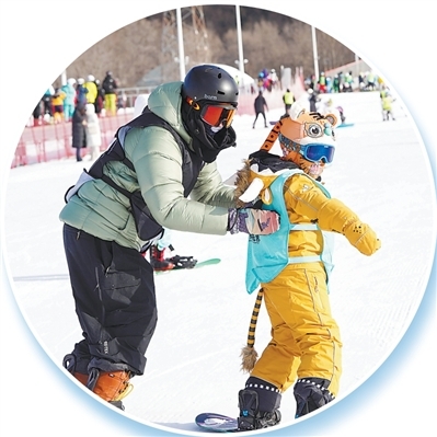 “雪假”期间，中小学生在吉林省吉林市纳美山谷度假区体验单板滑雪。　　新华社记者 颜麟蕴摄