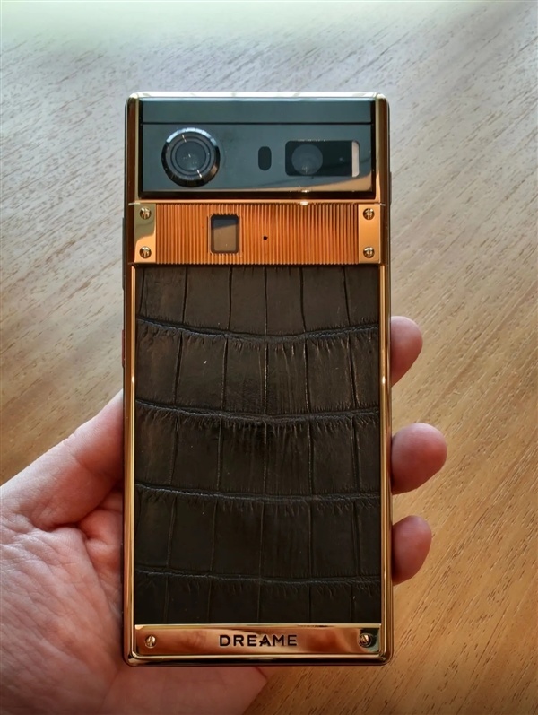 俞浩晒追觅手机真机!鳄鱼皮+黄金外不雅:虚耗无比