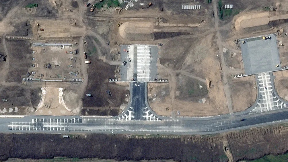 恩格斯基地中正在修建的飞机掩体