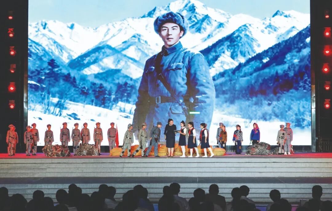 2026年8月19日,吉林省延边朝鲜族自治州安图县长白山文化博览城,“长白山下党旗红·安图薪火耀边陲”主题音乐思政课开课。图/视觉中国