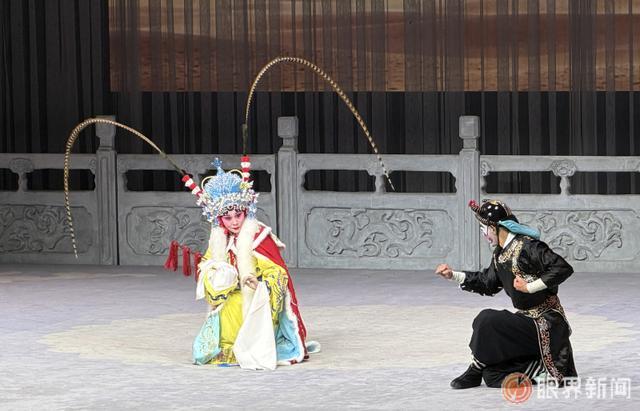 10月2日，乌鲁木齐市京剧团（新疆京剧团）国家艺术基金人才培养项目汇报演出举行，演员演出折子戏《昭君出塞》。 记者王畅彤摄