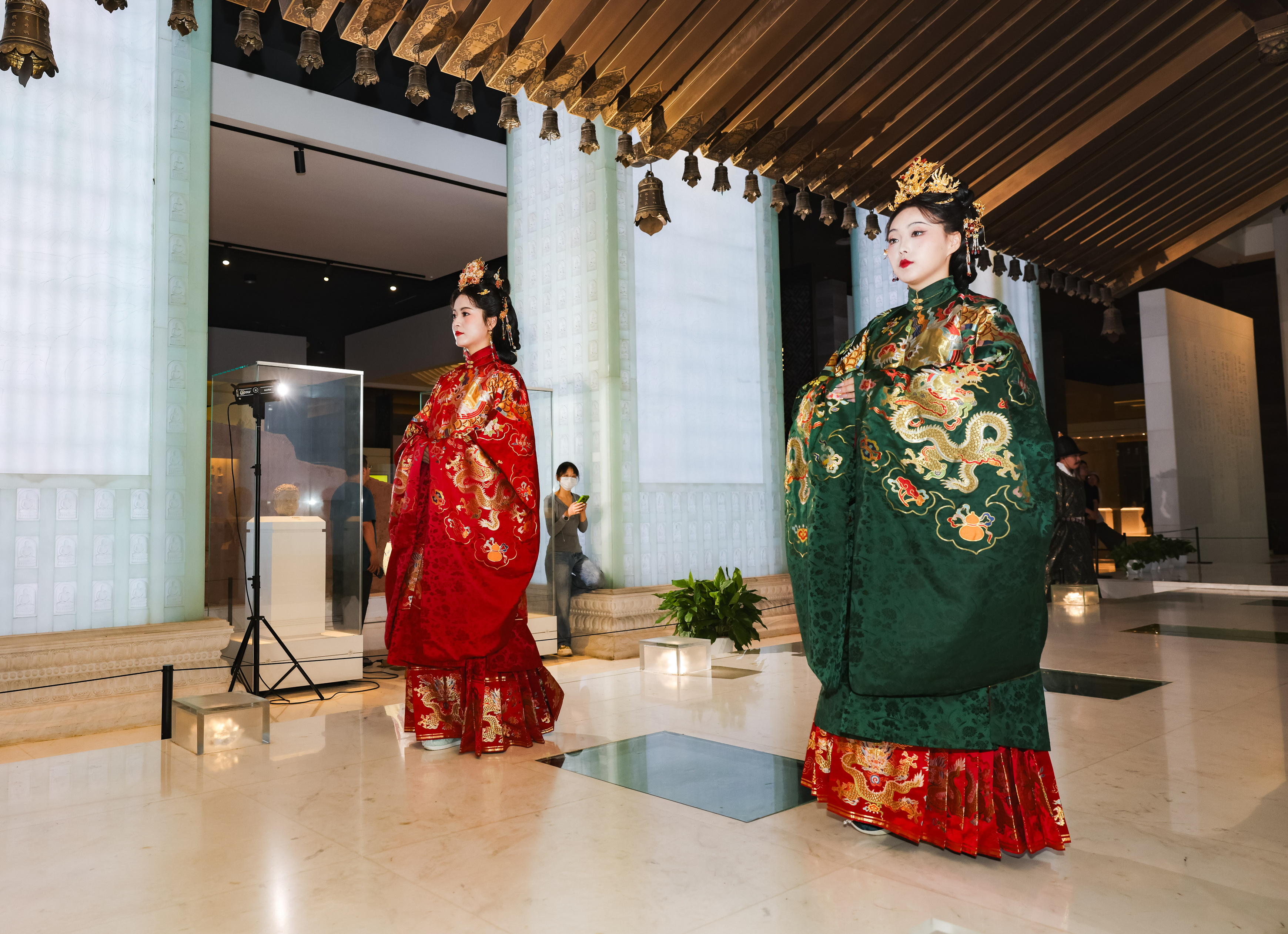 9月25日中秋之夜,大报恩寺遗址博物馆联合南京云锦博物馆推出“日月山河”明制汉服行进式展演。通讯员 谢意 南京日报/紫金山新闻记者 董家训 摄
