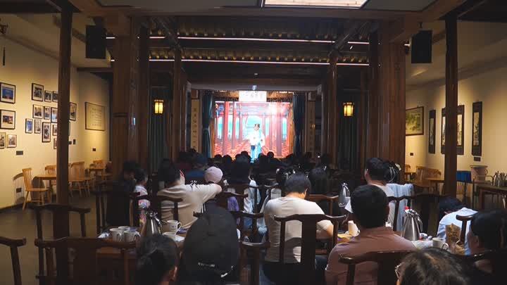 Copy_金秋走基层·坚守 小剧场里唱扬州 曲艺工作者连轴转(5).jpg