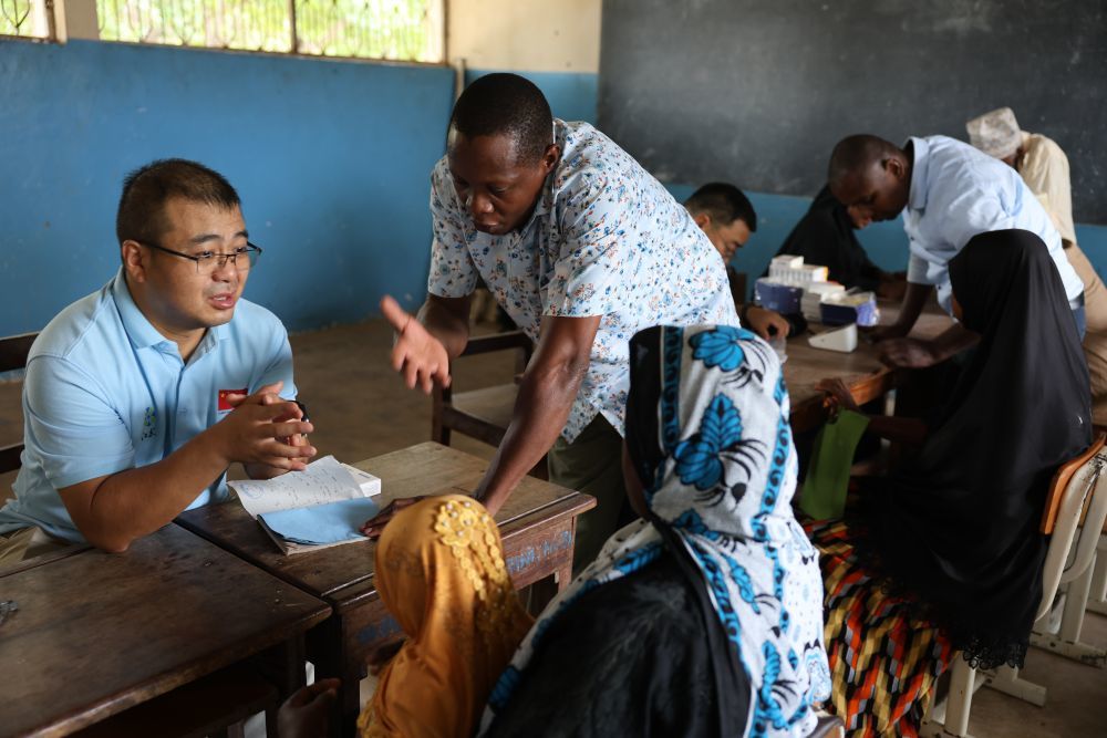 1月20日，中国援桑给巴尔医卫专家在坦桑尼亚桑给巴尔奔巴岛进行义诊。新华社发（第35批援桑给巴尔中国医疗队供图）