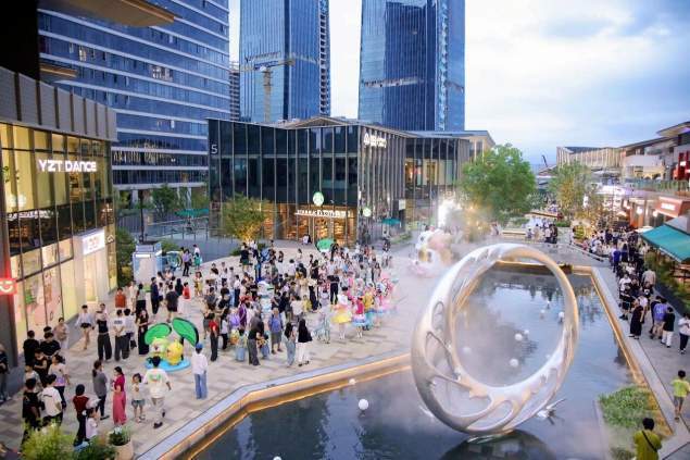 杭州秦望水街开业客流超10万人次