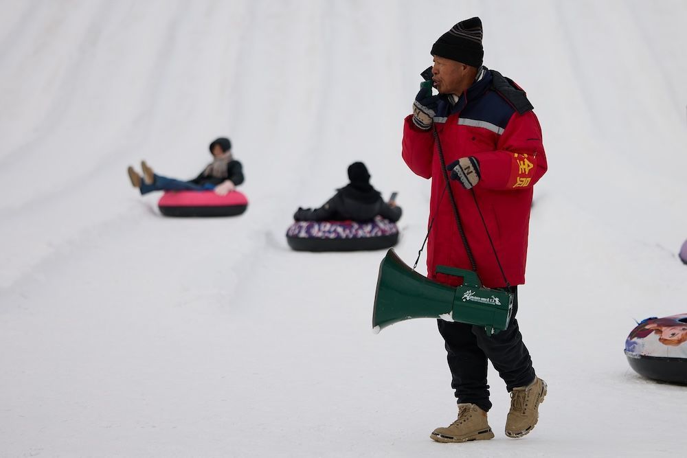 2026年1月15日，奥森公园冰场，一个工友拿着大喇叭维持雪场秩序。